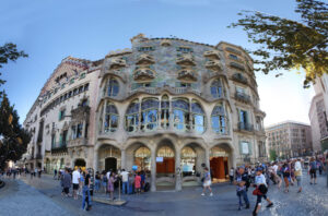 Fassade der Casa Batlló mit geschwungenen Formen und bunten Glaselementen bei Tageslicht