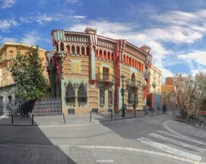 Fassade der Casa Vicens mit roten, grünen und goldenen Elementen bei Sonnenschein