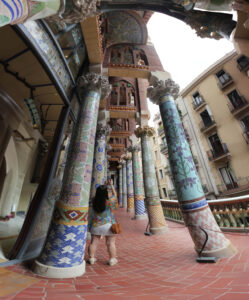 Farbige Mosaiksäulen und geschwungene Arkade am Palau de la Música Catalana