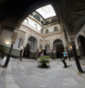 Historischer Innenhof mit Arkaden, Marmorfußboden und verziertem Lichtdach