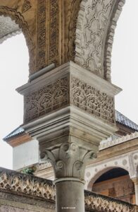 Maurisches Kapitell mit filigranen Ornamenten