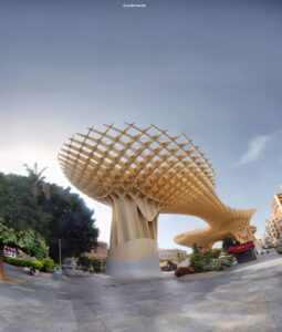 Holzstruktur des Metropol Parasol auf einem städtischen Platz bei Tageslicht