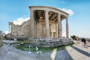 Das Erechtheion auf der Athener Akropolis mit charakteristischen Caryatiden, antiken Säulen und Besuchern im Vordergrund unter klarem Himmel.
