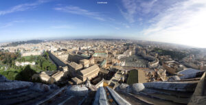 Panoramische Luftaufnahme Roms und des Vatikans mit dem Petersplatz und der Stadtlandschaft, aufgenommen von einer erhöhten Position.