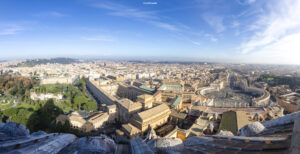 Panoramablick über den Petersplatz und die Vatikanstadt mit Petersdom, Kolonnaden und umliegender römischer Architektur, von oben gesehen.